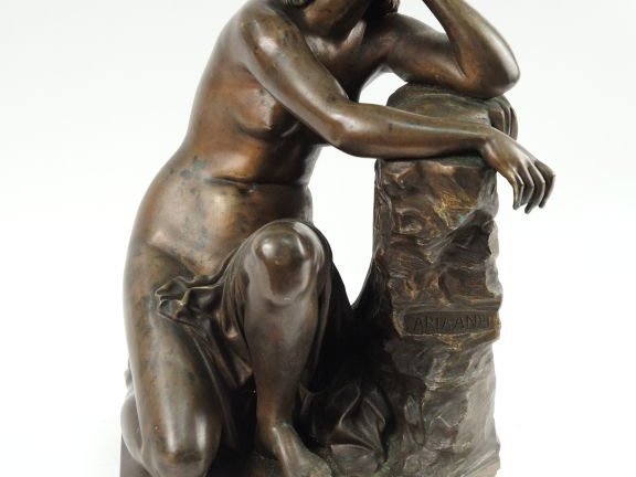 Sculpture en bronze XIXe à patine médaille 'La pleureuse'. H. 37 cm