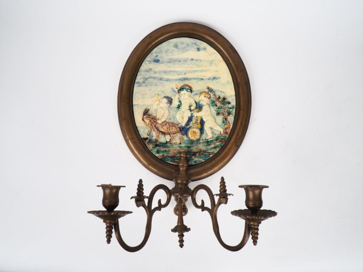 Applique murale en laiton et barbotine à décor d'amours bacchiques, éc