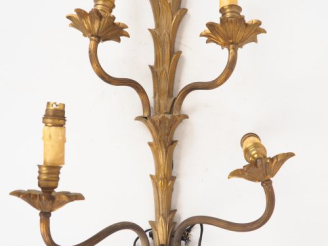 Vente aux enchères Grande applique en bronze éclairant à quatre lumières, à décor de feui