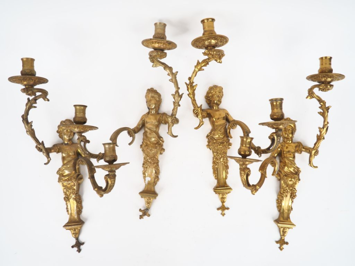 Suite de 4 appliques en bronze de style Louis XV à décor d'amours et d