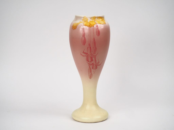 J. MASSIER Fils à Vallauris.  Vase ovoide en céramique polychrome à dé