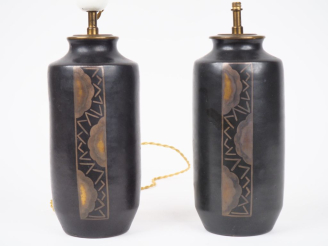 Vente aux enchères Paire de vases rouleau Art Déco en céramique brune, à décor de fleurs,