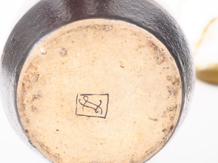 Paire de vases rouleau Art Déco en céramique brune, à décor de fleurs,