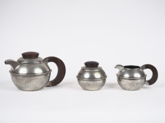 Vente aux enchères Service égoiste Art Déco en étain et étain martelé, trois pièces , pri