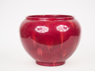 Vente aux enchères Jérome MASSIER. Grand cache pot en céramique rouge. Signé Jérome Massi