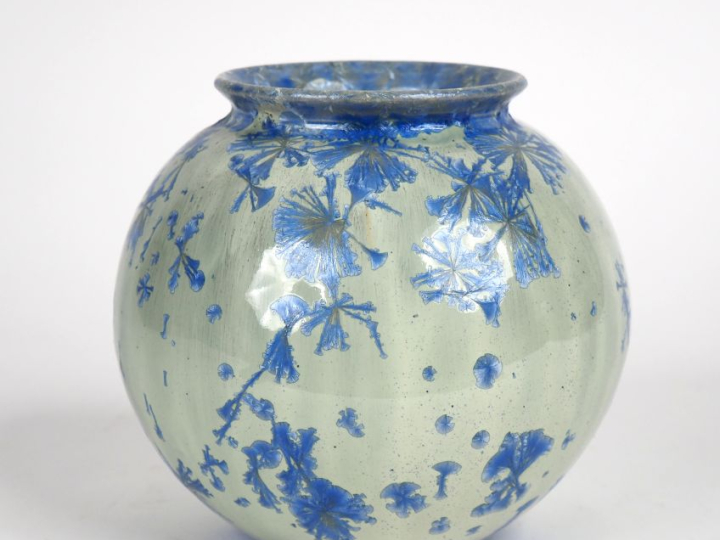 Céramique XXème.  Vase boule à décor de fleurs en camaieu bleu. Signé.