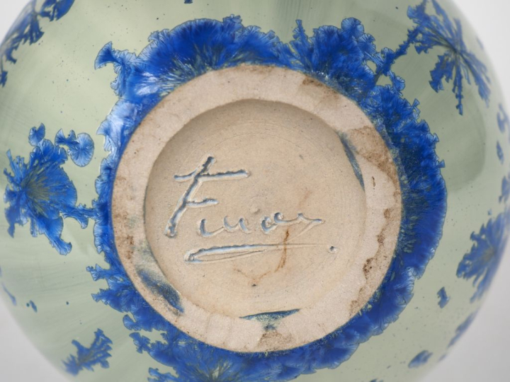 Céramique XXème.  Vase boule à décor de fleurs en camaieu bleu. Signé.