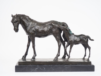 Vente aux enchères Ecole française Xxème.  "jument et son poulain". Groupe en bronze à pa
