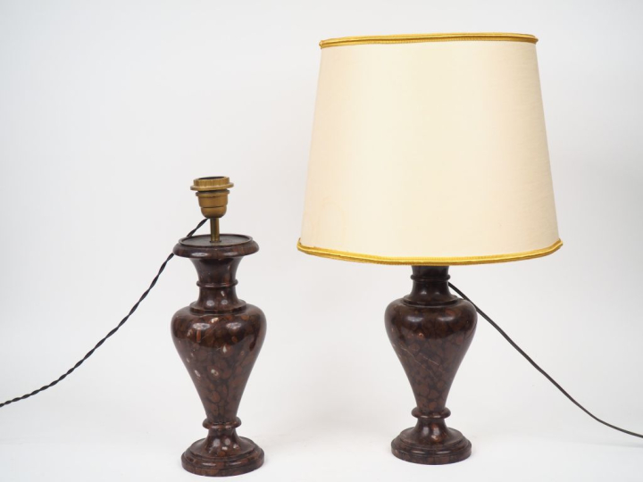 Paire de balustres 1900 en marbre rouge, montés en lampes. H. 31 cm