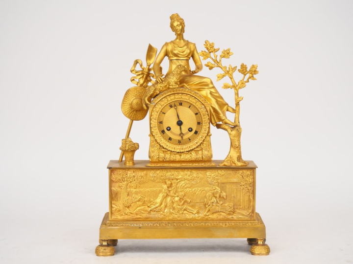 Pendule Directoire en bronze ciselé et doré, à décor de jeune bergère 