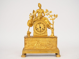 Vente aux enchères Pendule Directoire en bronze ciselé et doré, à décor de jeune bergère 