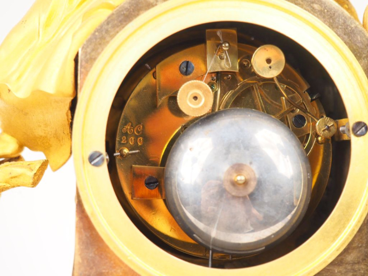 Pendule Directoire en bronze ciselé et doré, à décor de jeune bergère 