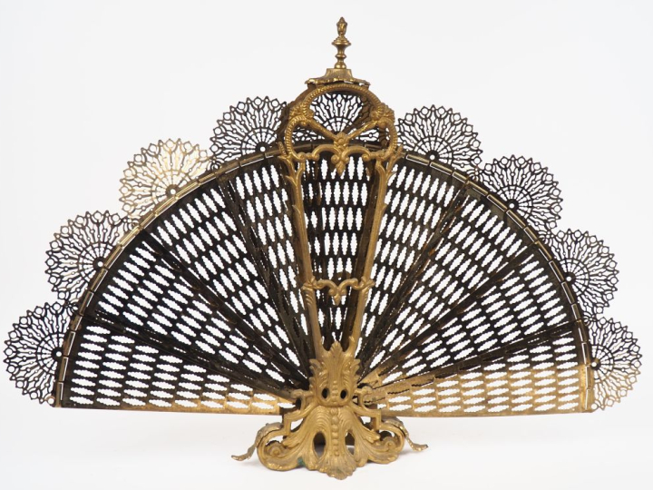 Pare étincelles de style Louis XV en métal doré, en forme d'éventail. 