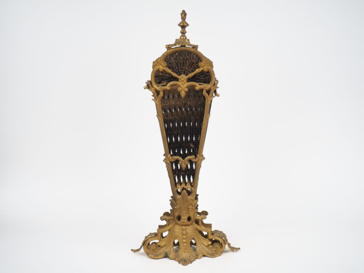 Pare étincelles de style Louis XV en métal doré, en forme d'éventail. 