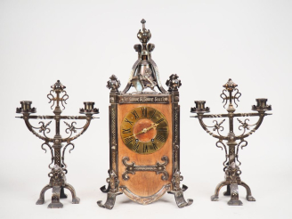 Vente aux enchères Garniture de cheminée de style Renaissance en bronze argenté et bois c