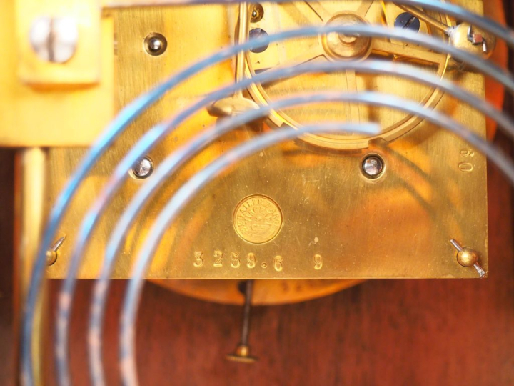 Garniture de cheminée de style Renaissance en bronze argenté et bois c