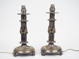 Vente aux enchères Paire de bougeoirs de style Haute-Epoque en métal argenté à décor de l