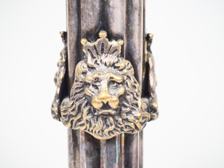 Paire de bougeoirs de style Haute-Epoque en métal argenté à décor de l