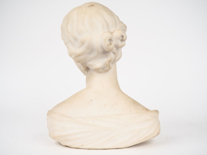 Ecole française XIXème.  "portrait de jeune fille en buste". Sculpture