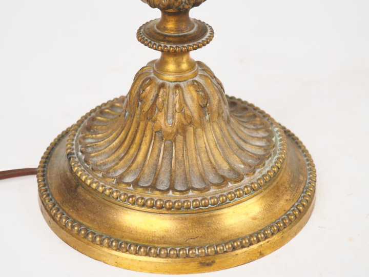 Paire de candélabres Napoléon III de style Louis XVI en bronze doré, à