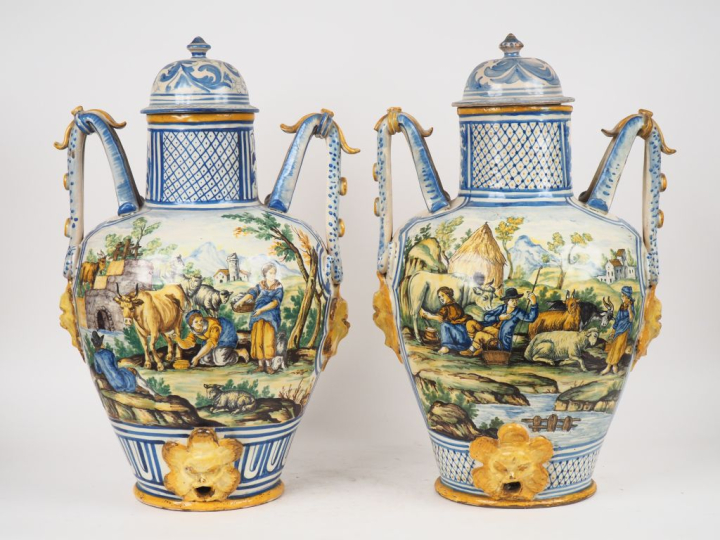 Paire de fontaines XIXème en faience polychrome, à décor de scènes buc