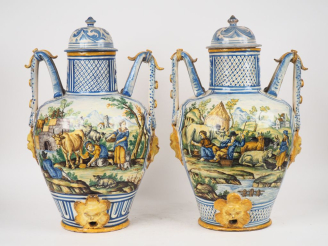 Vente aux enchères Paire de fontaines XIXème en faience polychrome, à décor de scènes buc