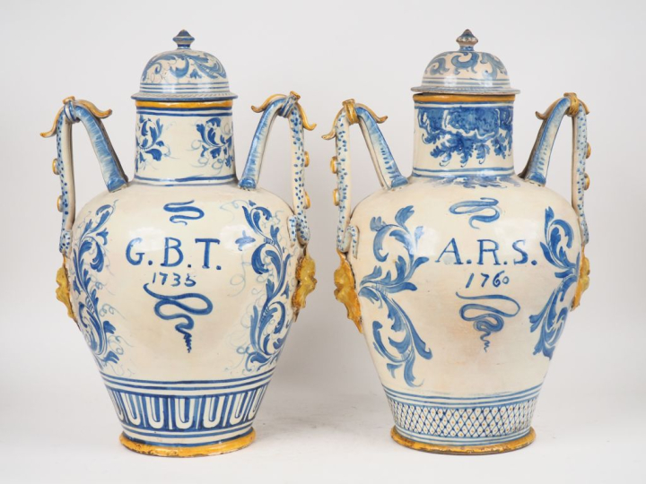 Paire de fontaines XIXème en faience polychrome, à décor de scènes buc