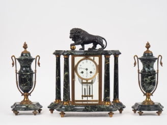 Vente aux enchères Garniture de cheminée 1900 en marbre vert, cristal et bronze à décor d