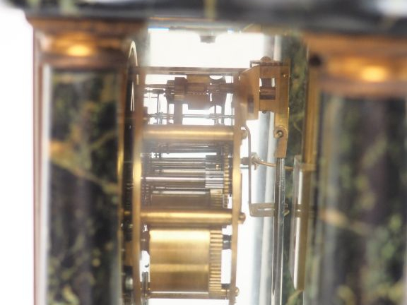 Garniture de cheminée 1900 en marbre vert, cristal et bronze à décor d