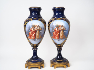 Vente aux enchères Paire de vases ovoides en porcelaine à décor dans des réserves de jeun