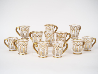 Vente aux enchères Série de 12 tasses à anses XIXème en Overlay. (quelques manques de dor