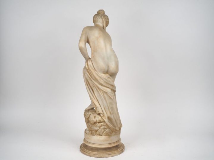 Ecole française XIXème. "baigneuse"  Sculpture en albâtre  H. 66 cm