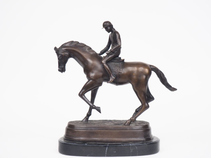 Ecole française Xxème. "Jockey et sa jument". Sujet en bronze à patine