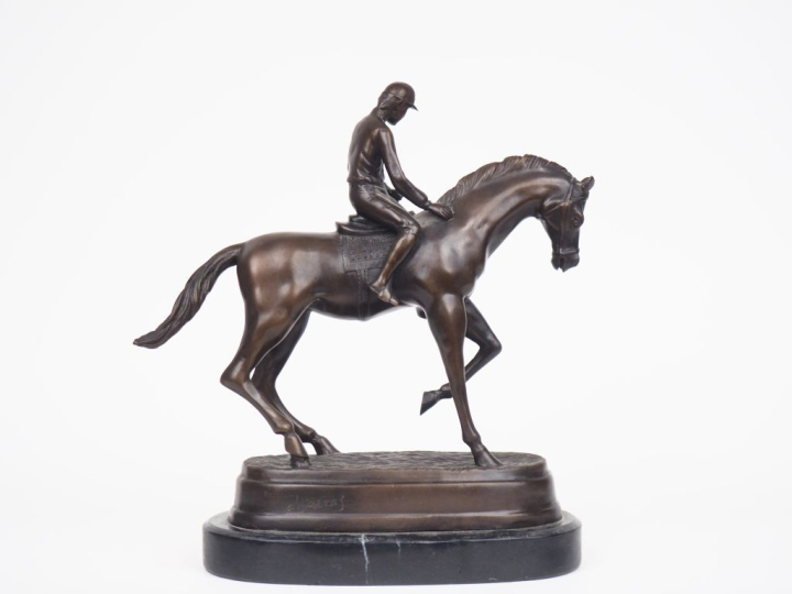 Ecole française Xxème. "Jockey et sa jument". Sujet en bronze à patine