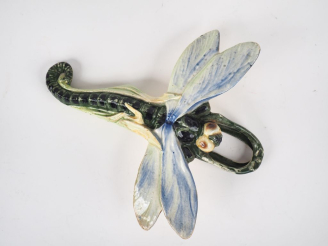 Vente aux enchères Porte bouquet mural fin XIXème en faience polychrome en forme de libél