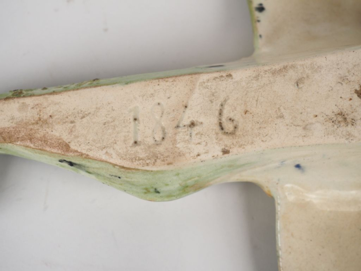 Porte bouquet mural fin XIXème en faience polychrome en forme de libél