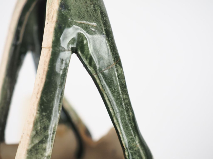 Porte bouquet mural fin XIXème en faience polychrome en forme de libél