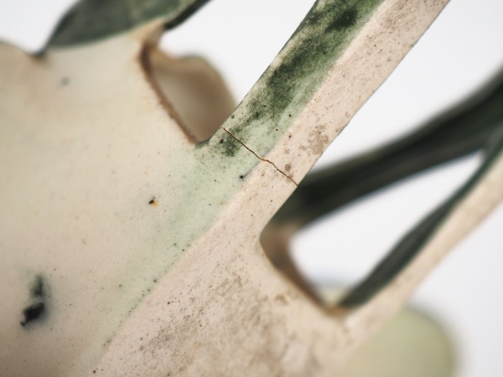 Porte bouquet mural fin XIXème en faience polychrome en forme de libél