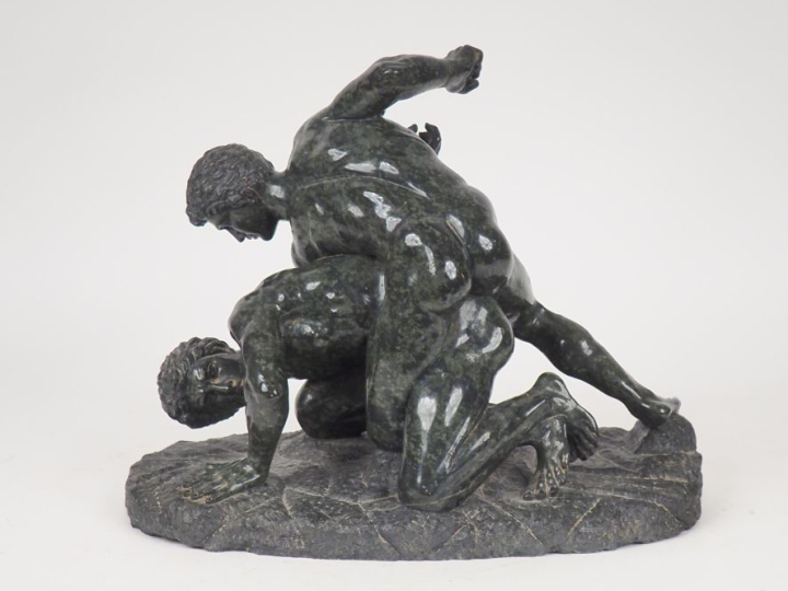 Ecole XIXème.  Groupe en marbre vert "les lutteurs". Sur son socle en 