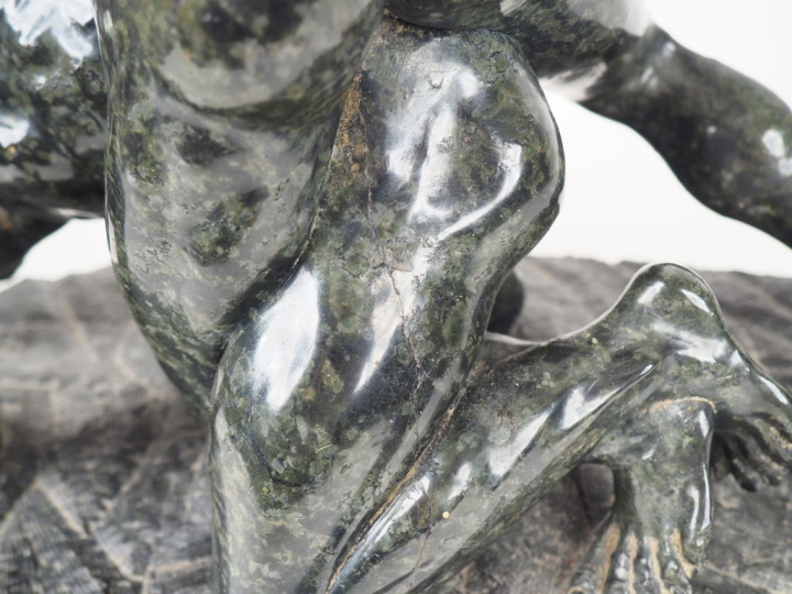 Ecole XIXème.  Groupe en marbre vert "les lutteurs". Sur son socle en 