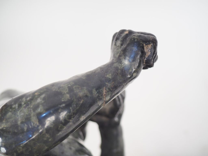 Ecole XIXème.  Groupe en marbre vert "les lutteurs". Sur son socle en 