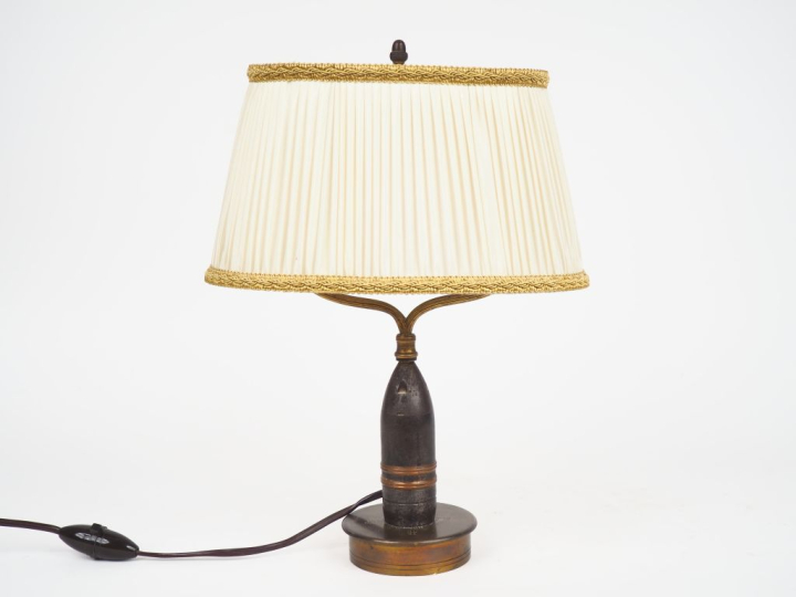 Lampe de chevet composée à partir d'éléments d'obus , Travail de poilu