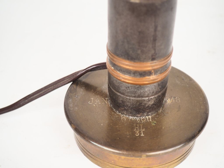 Lampe de chevet composée à partir d'éléments d'obus , Travail de poilu