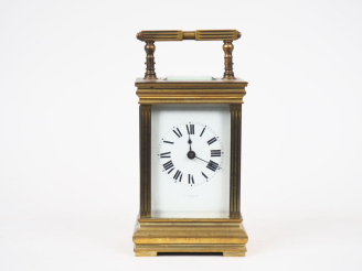 Vente aux enchères Pendulette d'officier en bronze et cristal. Dim. 20 x 10 x 8,5 cm