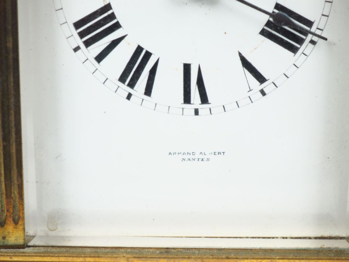 Pendulette d'officier en bronze et cristal. Dim. 20 x 10 x 8,5 cm