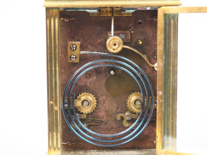 Pendulette d'officier en bronze et cristal. Dim. 20 x 10 x 8,5 cm