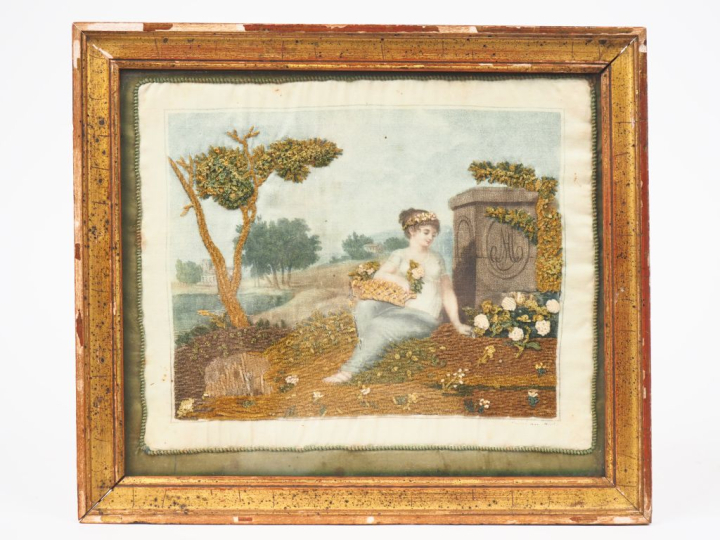 Soie imprimée et dorée Empire, à décor de jeune fille au panier de ros