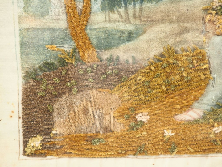 Soie imprimée et dorée Empire, à décor de jeune fille au panier de ros