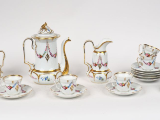 Vente aux enchères Service à café Napoléon III en porcelaine de Paris, à décor de gurilan