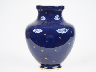 Vente aux enchères SEVRES.  Vase ovoide en porcelaine XXème à décor de semis de fleurs do